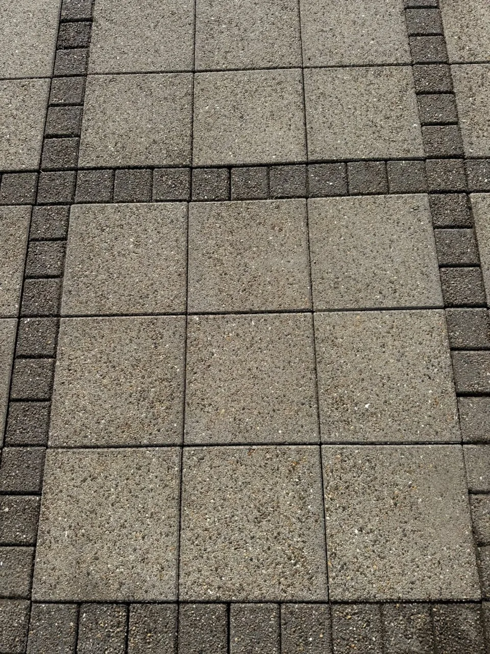 Detaljebillede af rensede fliser og fuger