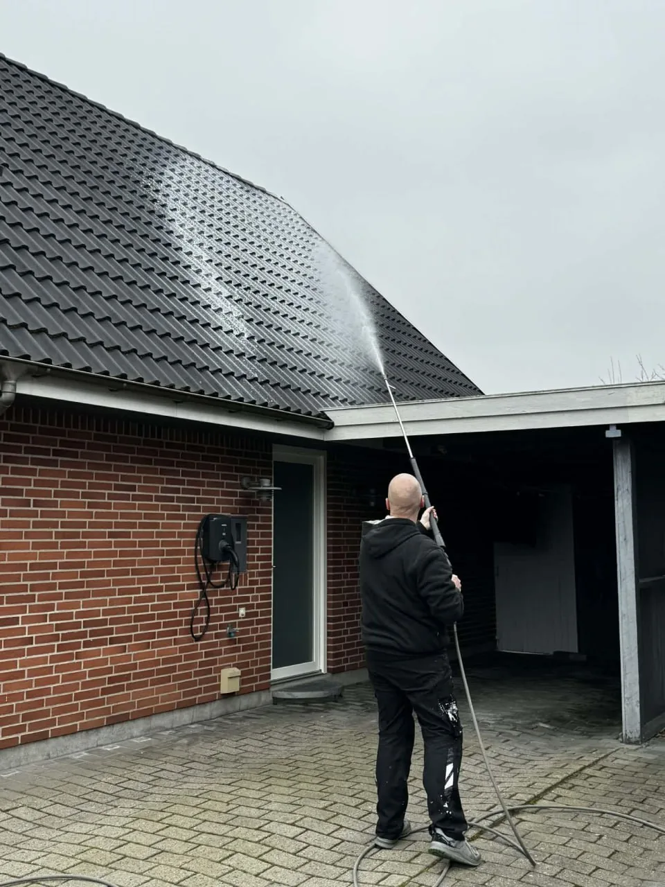 Algebehandling af tag med professionelt udstyr